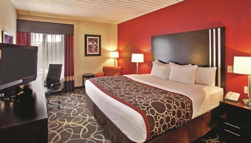Camera - La Quinta Inn & Suites by Wyndham Elkview - Charleston NE