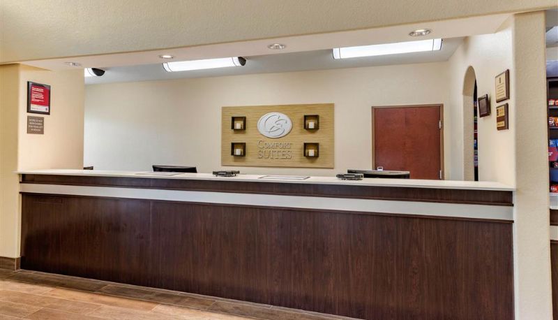 Hall - Comfort Suites Baytown I - 10