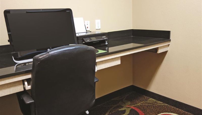 Business center - La Quinta Inn & Suites by Wyndham Seguin