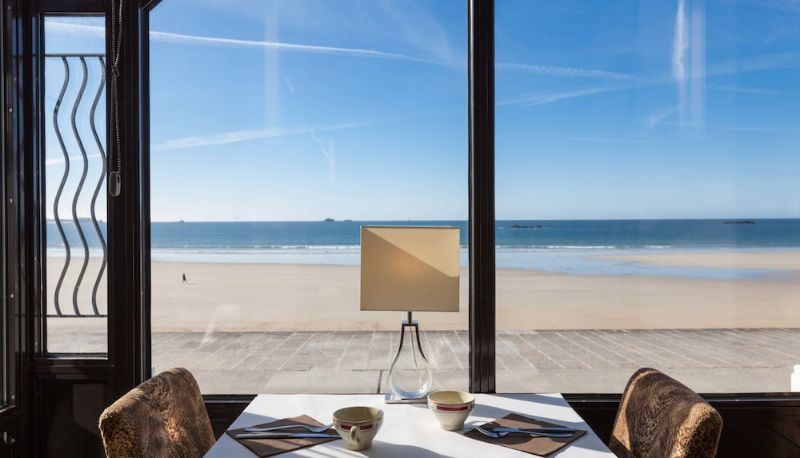 Restoran - sa crêperie et son rooftop - Saint Malo Plage  Logis Hotel Les Ambassadeurs