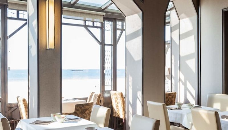 Restoran - sa crêperie et son rooftop - Saint Malo Plage  Logis Hotel Les Ambassadeurs