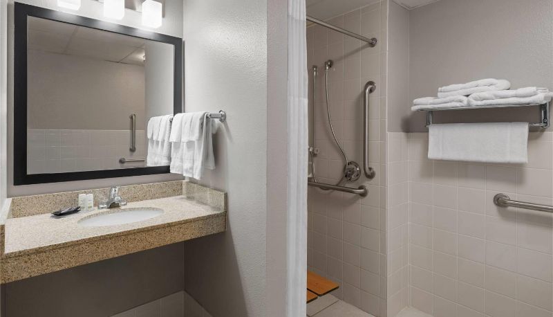 Zimmer - AmericInn by Wyndham Muscatine