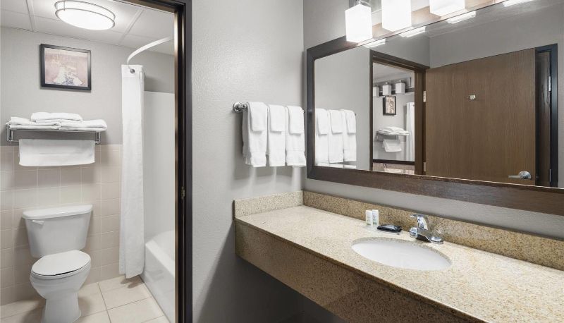 Zimmer - AmericInn by Wyndham Muscatine