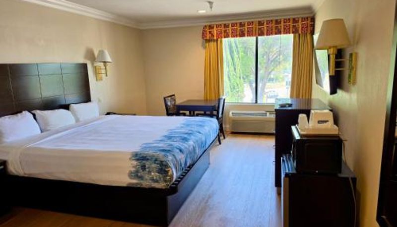 Bilgi - Castaic Inn Six Flags Valencia