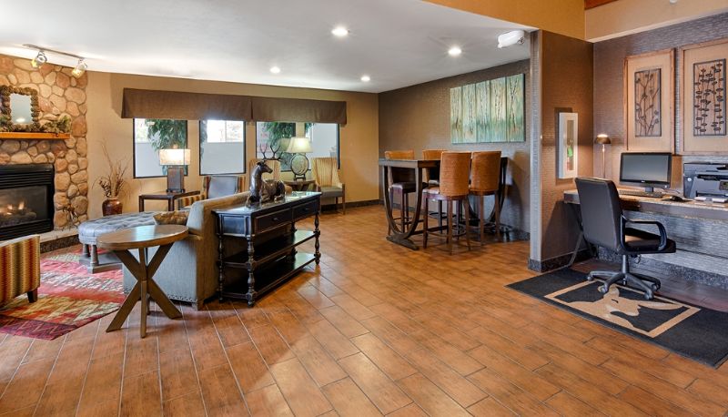 Salón - Best Western Plus Deer Park Hotel and Suites