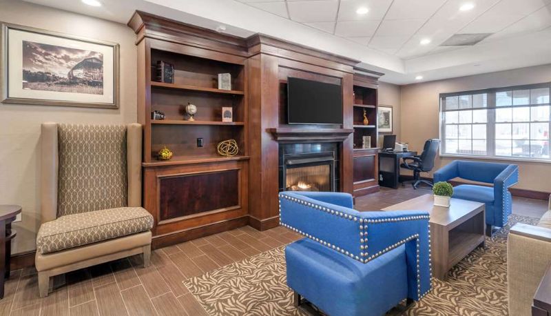 Hall - Comfort Inn & Suites Dover-Portsmouth