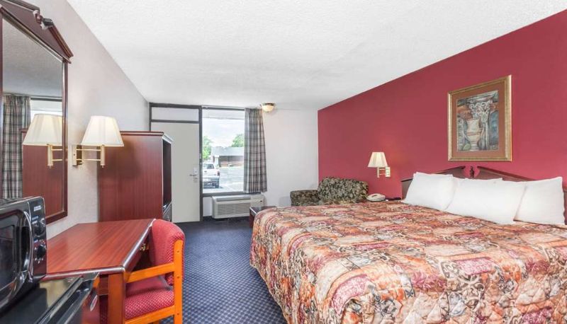Zimmer - Days Inn by Wyndham Martin
