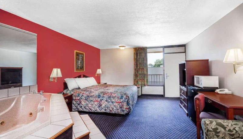 Zimmer - Days Inn by Wyndham Martin