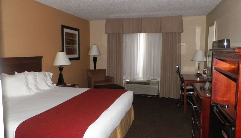 Zimmer - Holiday Inn Express & Suites FOREST by IHG