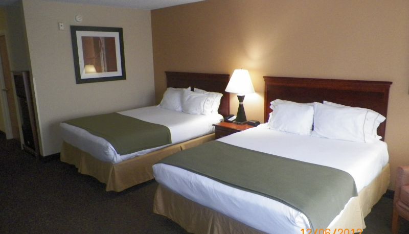 Zimmer - Holiday Inn Express & Suites FOREST by IHG
