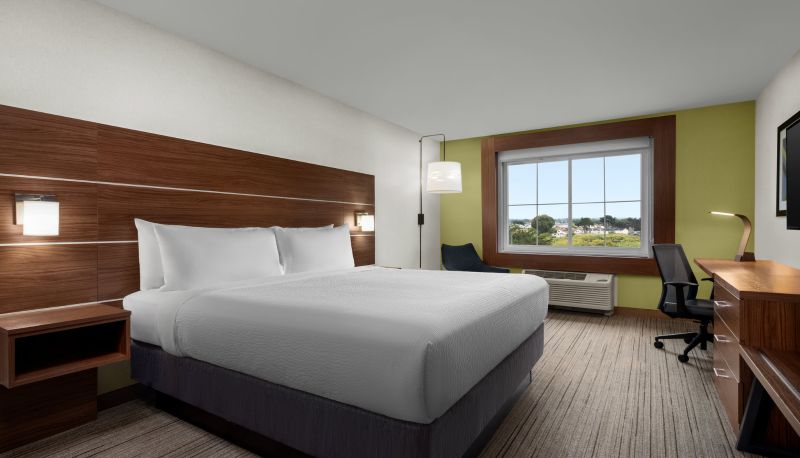Rum - Holiday Inn Express & Suites MARINA - MONTEREY BAY AREA by IHG
