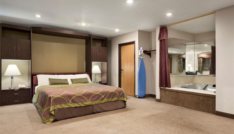 Room - Super 8 by Wyndham Green Bay I-43 Bus. Park