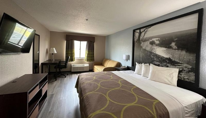 Room - Super 8 by Wyndham Green Bay I-43 Bus. Park