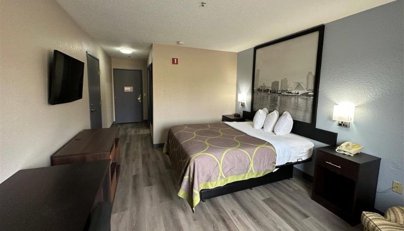 Room - Super 8 by Wyndham Green Bay I-43 Bus. Park
