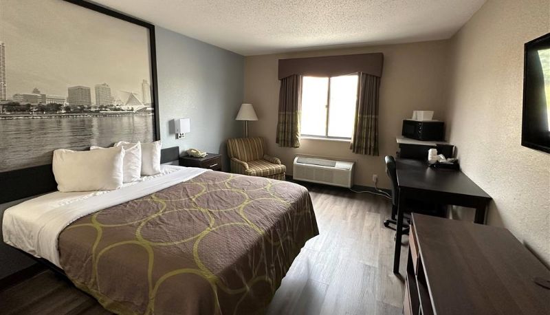 Room - Super 8 by Wyndham Green Bay I-43 Bus. Park