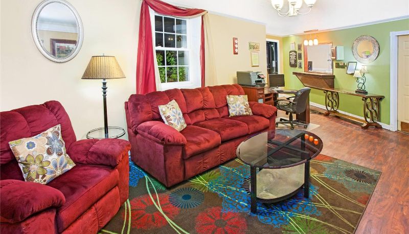 Lobby - Days Inn & Suites by Wyndham Terre Haute