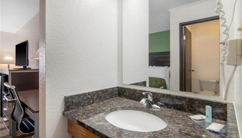 Camera - Quality Inn Russell