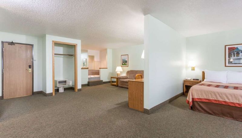 Suite - Super 8 by Wyndham Gallipolis Pt Pleasant Area