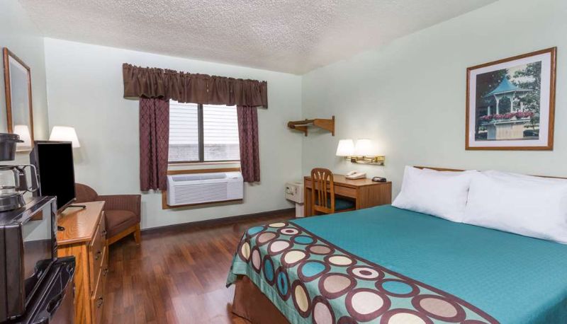 Camera - Super 8 by Wyndham Gallipolis Pt Pleasant Area