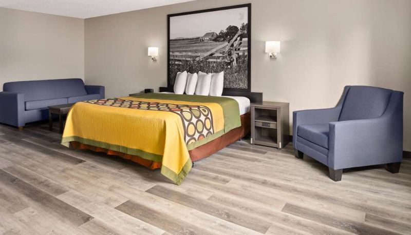 Suite - Super 8 by Wyndham Burnham/Lewistown