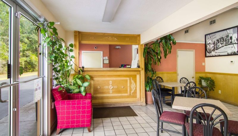 Sala - Americas Best Value Inn Darien