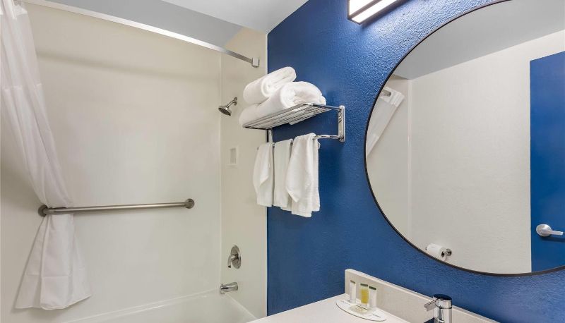 Room - Super 8 by Wyndham Chicago IL