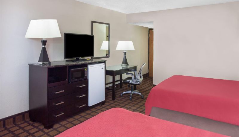 Room - Super 8 by Wyndham Chicago IL
