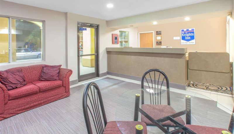 Sala - Knights Inn Forest Hill