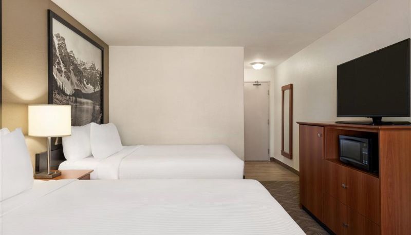 Room - Super 8 by Wyndham Calgary Shawnessy Area