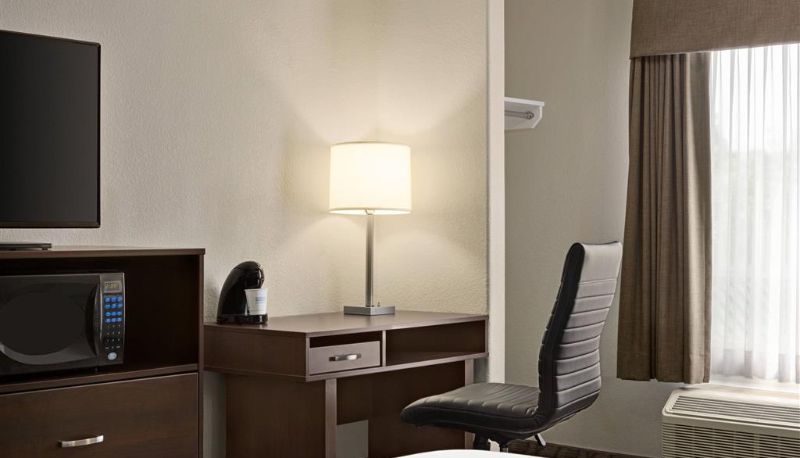 Room - Super 8 by Wyndham Calgary Shawnessy Area
