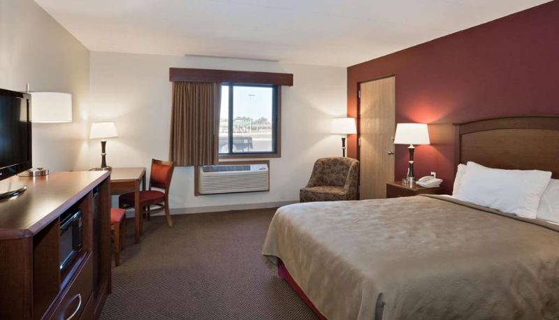 Zimmer - AmericInn by Wyndham Mitchell