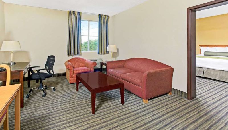 Suite - Spark by Hilton Miami  Doral