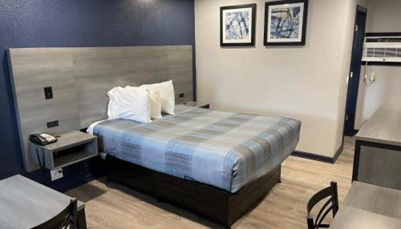 Info - Golden Hill Inn-Danbury