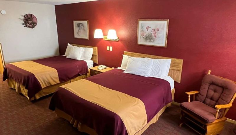 Quadrupla - Americas Best Value Inn Suburban Motel