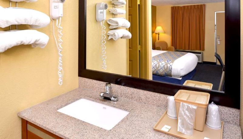 Quadrupla - Americas Best Value Inn Monroeville