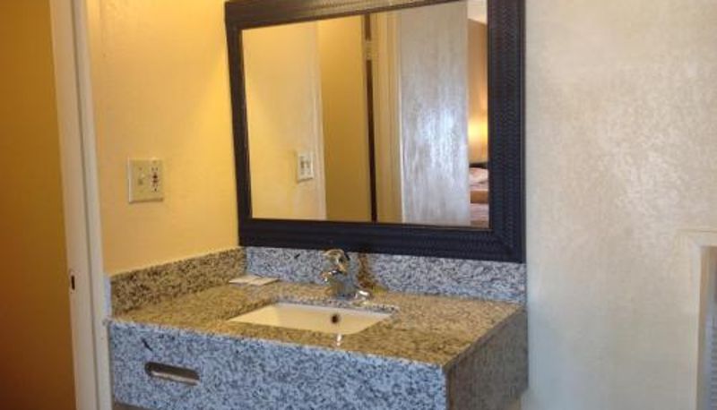 Badezimmer - DIAMOND INN & SUITES
