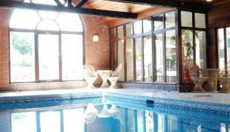 Basen - Crown and Cushion Hotel