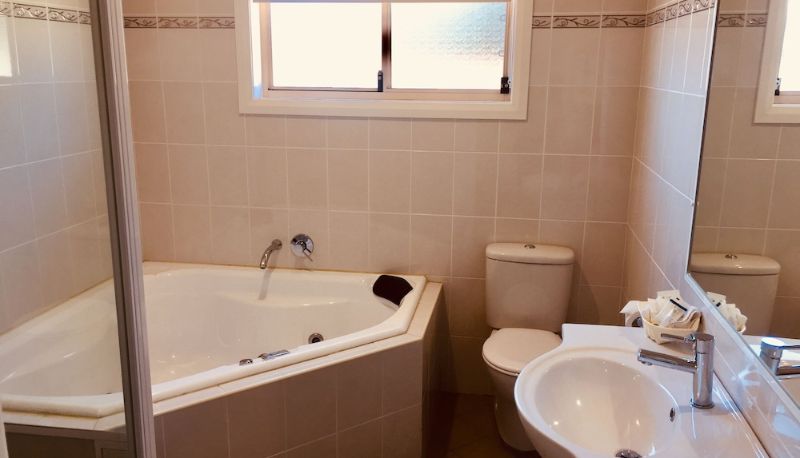 Bagno - Harvest Lodge Motel