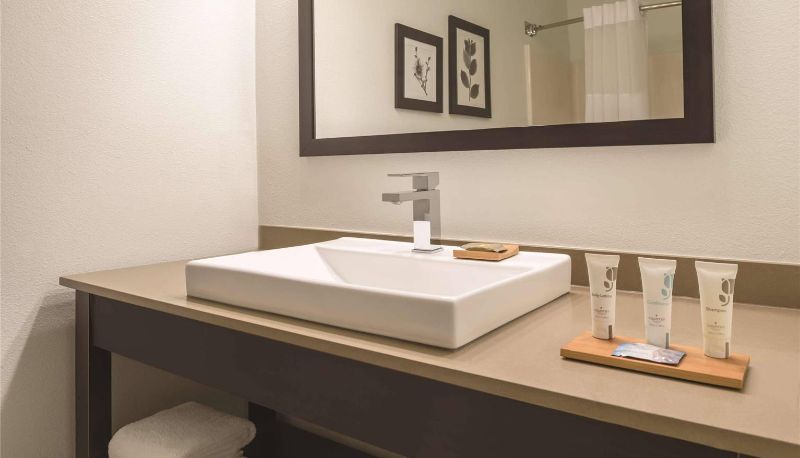 Camera - Country Inn & Suites by Radisson Waterloo IA