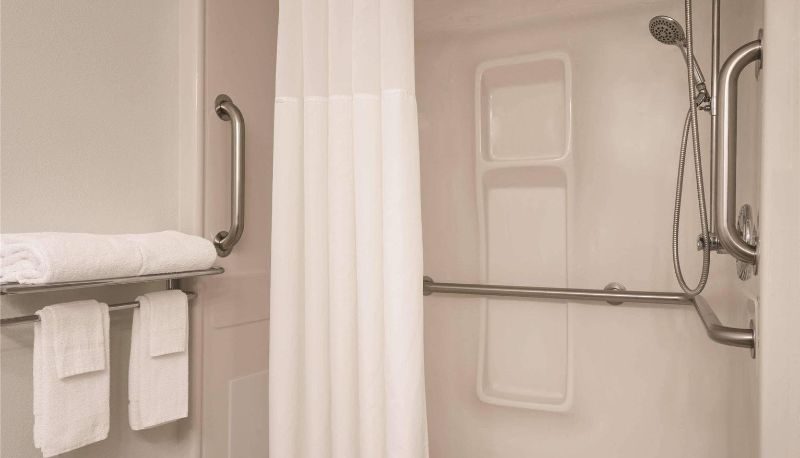 Camera - Country Inn & Suites by Radisson Waterloo IA