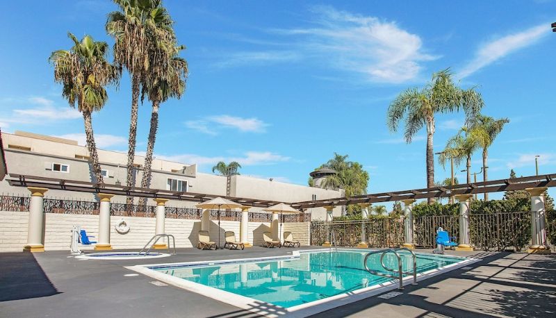 Havuz - Stanford Inn & Suites Anaheim