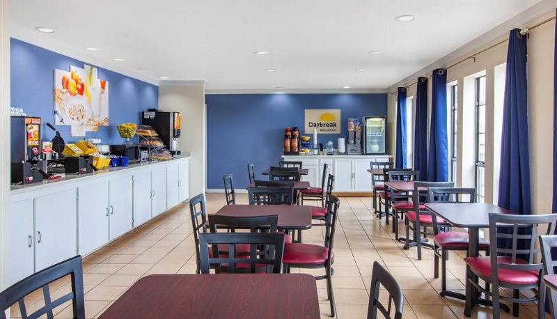Interior view - Days Inn & Suites by Wyndham Braunig Lake