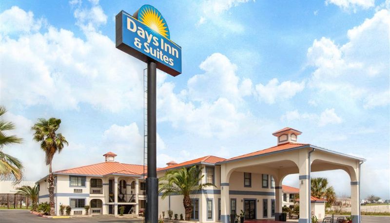 Außenansicht - Days Inn & Suites by Wyndham Braunig Lake