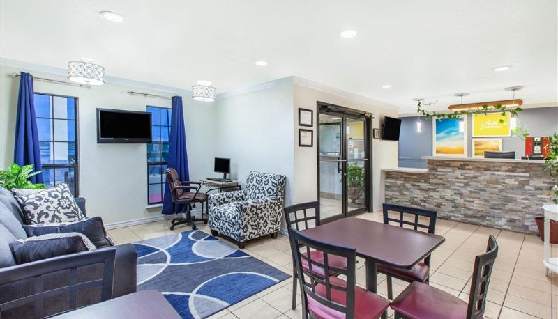 Hall - Days Inn & Suites by Wyndham Braunig Lake