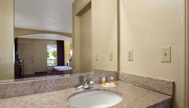 Pokój - Days Inn & Suites by Wyndham Tuscaloosa - Univ. of Alabama