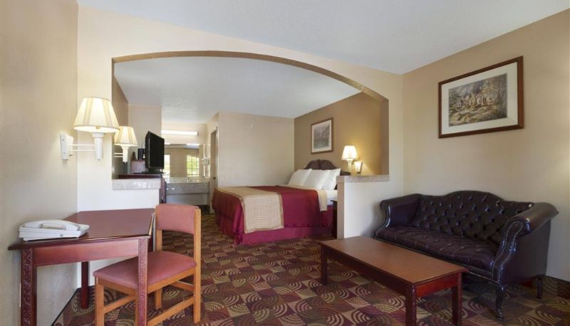 Pokój - Days Inn & Suites by Wyndham Tuscaloosa - Univ. of Alabama