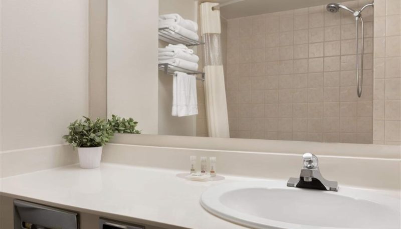 Habitación - Days Inn by Wyndham Ottawa Airport