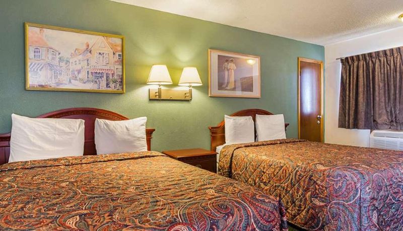 Pokój czteroosobowy - Econo Lodge