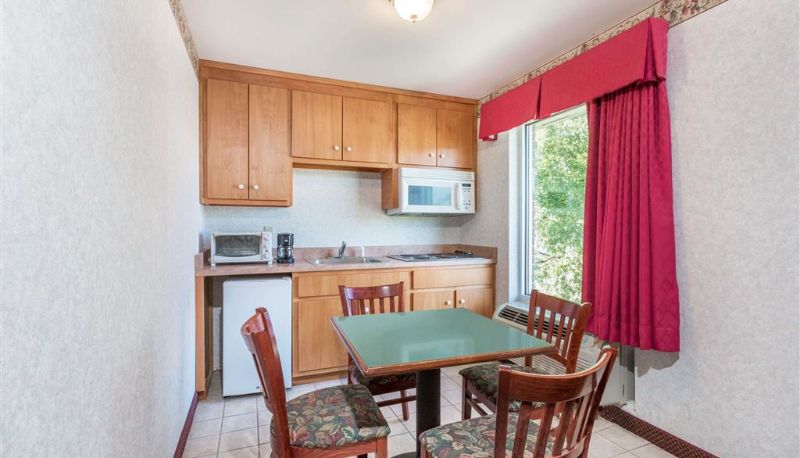 Suite - Days Inn by Wyndham Glen Allen/Richmond North