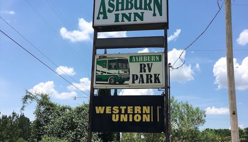 Hotel outdoor area - Ashburn Inn & RV Park